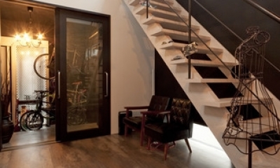階段｜耐震性も断熱性も備えて好みのデザインで。木造をRC造や鉄骨造のような雰囲気に一新