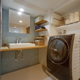 サブウェイタイルに造作洗面。自分好みのデザインと住み心地を追求した家にリノベーション (洗面化粧台)