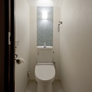 サブウェイタイルに造作洗面。自分好みのデザインと住み心地を追求した家にリノベーションの写真 トイレ