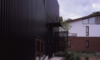 外観-玄関アプローチ（撮影：淺川敏）｜材木座の家