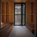 材木座の家の写真 玄関（撮影：淺川敏）