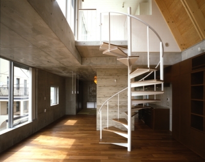 2階から3階への螺旋階段（撮影：淺川敏） (代々木西原の家)