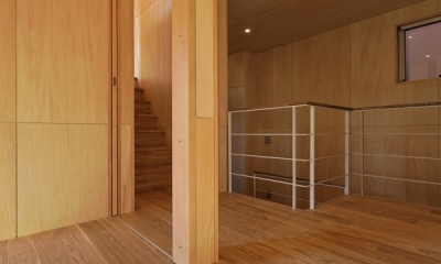 2階へ続く階段（撮影：淺川敏）｜目黒南の家