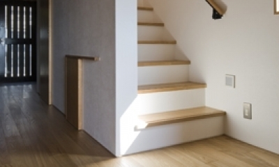 日吉の家 (2階に続く階段（撮影：淺川敏）)