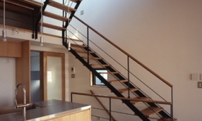 日吉の家 (屋上に続く室内階段（撮影：淺川敏）)