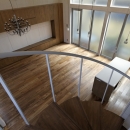 五反野の家の写真 階段から見下ろすリビング（撮影：淺川敏）