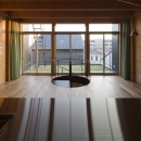 和賀材木座の家 — 空(くう)の箱 —の写真 キッチンからの眺め（撮影：淺川敏）