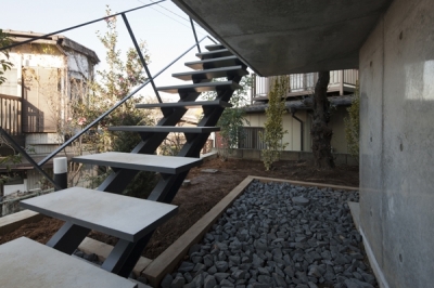玄関アプローチ-階段（撮影：淺川敏） (上麻生の家)