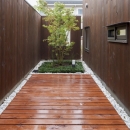 狛江の家の写真 浴室の外の庭（撮影：淺川敏）