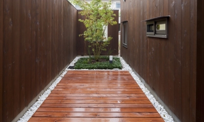 浴室の外の庭（撮影：淺川敏）｜狛江の家