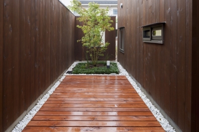 浴室の外の庭（撮影：淺川敏） (狛江の家)