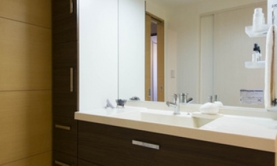 洗面所｜ペニンシュラ型キッチンはホテルライクリノベーションによくお似合い