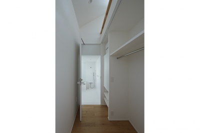 Room2-浴室入口（撮影：鳥村鋼一） (sandwich apartment)