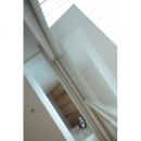 石神井台の家の写真 リビングからベッドルームのガラス床を見上げる（撮影：鳥村鋼一）