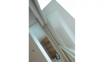 石神井台の家 (リビングからベッドルームのガラス床を見上げる（撮影：鳥村鋼一）)