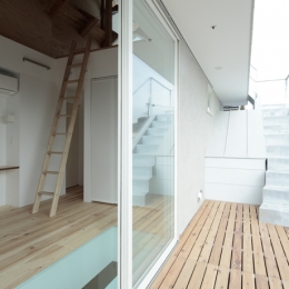 石神井台の家 (屋上デッキへの階段（撮影：鳥村鋼一）)