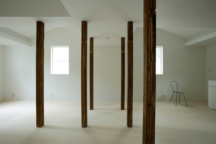 柱を風景として捉える1（撮影：鳥村鋼一） (wooden forest apartement)