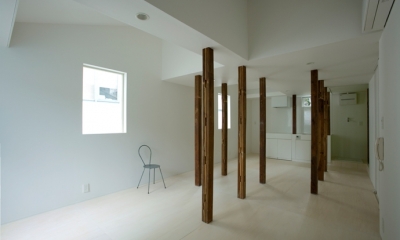 柱の間の空間-Before（撮影：鳥村鋼一）｜wooden forest apartement