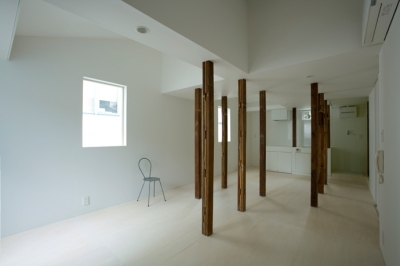 柱の間の空間-Before（撮影：鳥村鋼一） (wooden forest apartement)