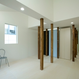 wooden forest apartement (柱の間の空間-After（撮影：鳥村鋼一）)