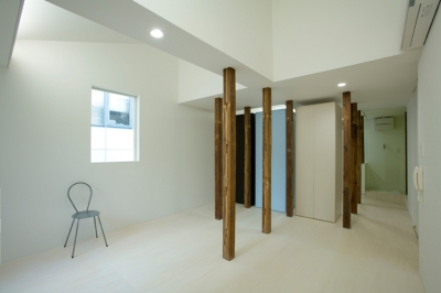 wooden forest apartement (柱の間の空間-After（撮影：鳥村鋼一）)