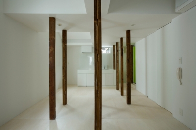 柱を風景として捉える3（撮影：鳥村鋼一） (wooden forest apartement)