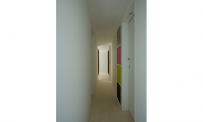 廊下（撮影：鳥村鋼一）｜wooden forest apartement