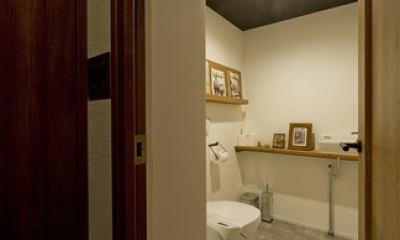 古さを活かして壁はアーチに。60年代や70年代の住まいのようなヴィンテージ風の家 (トイレ)