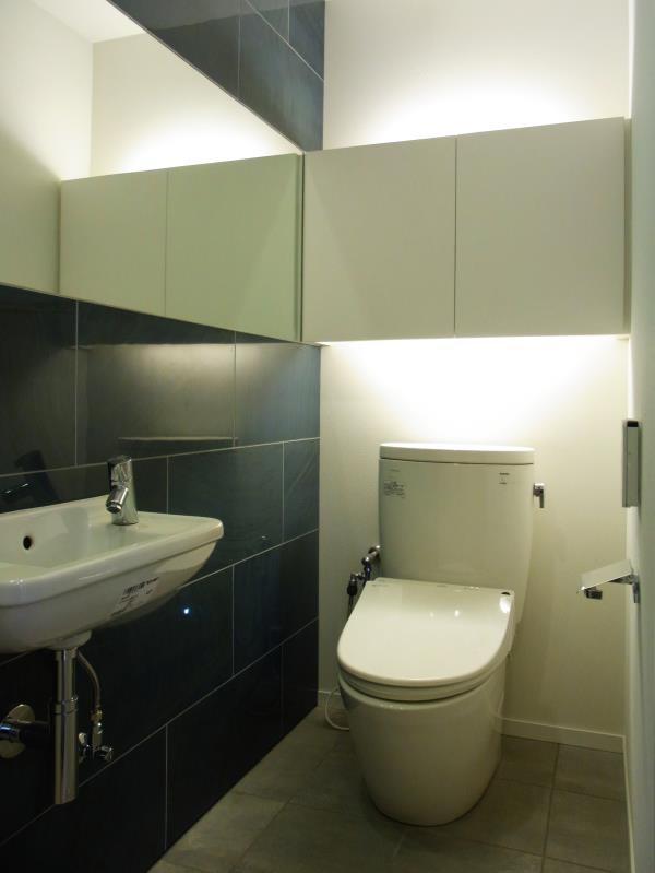バス/トイレ事例：壁が大理石調のトイレ（出窓の家）