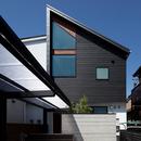 黒の焼杉と大開口が象徴的な2世帯住宅｜桜川の家の写真 黒の焼杉と大開口が印象的な外観