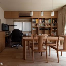 造付けの書斎机のあるダイニング (黒の焼杉と大開口が象徴的な2世帯住宅｜桜川の家)