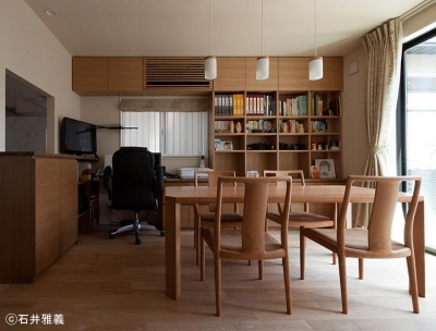 造付けの書斎机のあるダイニング (黒の焼杉と大開口が象徴的な2世帯住宅｜桜川の家)