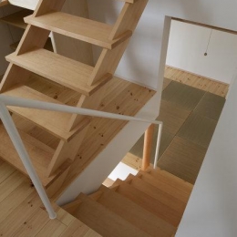 読書する家 (畳スペースとつながる階段（撮影：上田宏）)