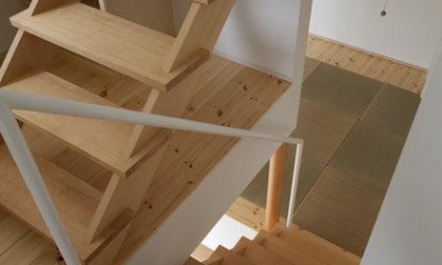 畳スペースとつながる階段（撮影：上田宏）｜読書する家