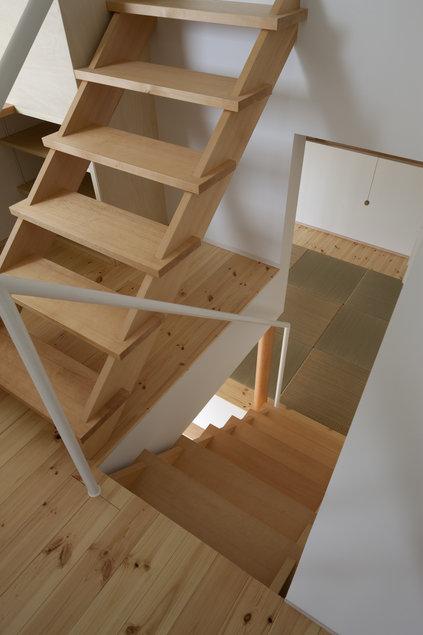 その他事例：畳スペースとつながる階段（撮影：上田宏）（読書する家）