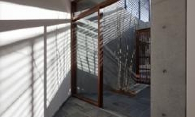 日差しが差し込む玄関（撮影：車田写真事務所）｜東区　アオダモの家