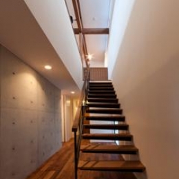 東区　アオダモの家-階段（撮影：車田写真事務所）