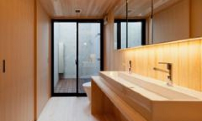 木のぬくもり感じるトイレ（撮影：車田写真事務所）｜東区　アオダモの家