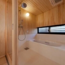 東区　アオダモの家の写真 木のぬくもり感じる浴室（撮影：車田写真事務所）