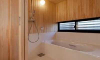 木のぬくもり感じる浴室（撮影：車田写真事務所）｜東区　アオダモの家