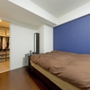 色と遊び心ありの18帖リビングの写真 ベッドルーム