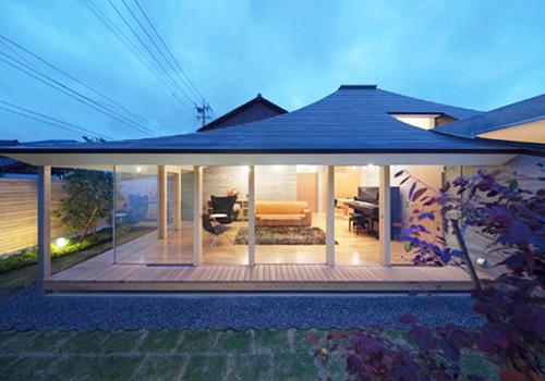 外観事例：庭からリビングを見る1（撮影：Kouji Okamoto）（中津の住宅）
