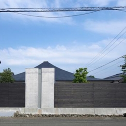 中津の住宅 (プライバシーを確保する塀（撮影：Kouji Okamoto）)