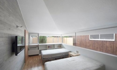 開放的なベッドルーム（撮影：Kouji Okamoto）｜中津の住宅