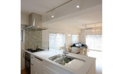 機能的な白いキッチン｜クラシックなバランスの取れた住空間