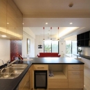 赤×白のモダンなお家の写真 キッチン　内部