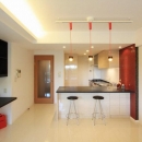 赤×白のモダンなお家の写真 リビングからみたキッチン（キッチンカウンターダイニング）