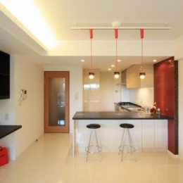 赤×白のモダンなお家-リビングからみたキッチン（キッチンカウンターダイニング）