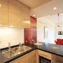 赤×白のモダンなお家の写真 キッチン　内部2
