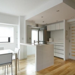 白を基調としたシンプルクールな家-清潔感のあるキッチン